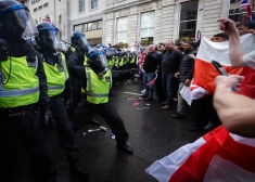 Londonā sadursmēs ar imigrācijas pretiniekiem ievainojumus guvuši desmitiem policistu