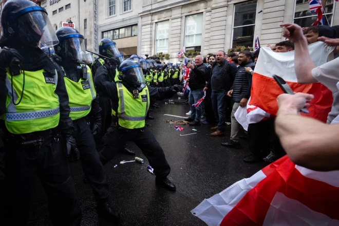 Policisti pie Vaitholas iesaistās sadursmēs ar protestētājiem.