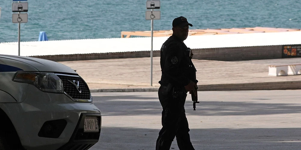 Policists netālu no pludmales okupētajā Sevastopolē.