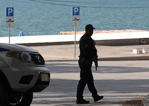 Policists netālu no pludmales okupētajā Sevastopolē.