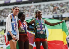 Kenijiete Kepčirčira saspringtā finišā izcīna zeltu maratonā; Ingebrigcens nepārvar priekšsacīkstes
