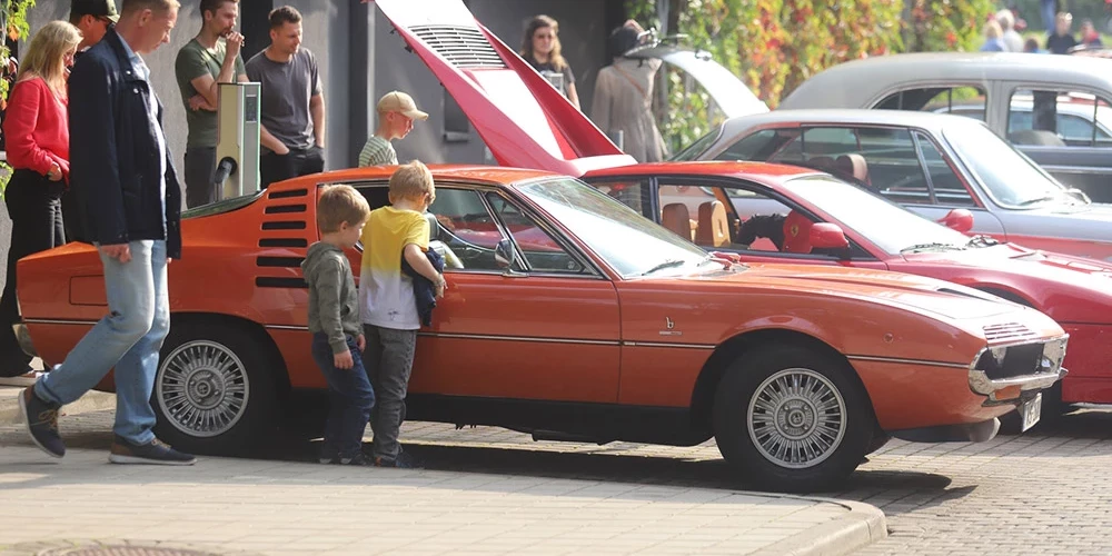 Pasākumā piedalās vairāk kā 140 klasisko automobiļu un motociklu īpašnieki.