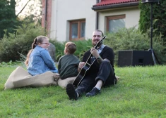 FOTO: Miks Galvanovskis pieskandina Strenčus ar jaudīgu roka koncertu