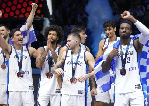 Basketball - FIBA EuroBasket 2025 - Third Place Game - Greece v Finland - Xiaomi Arena, Riga, Latvia - September 14, 2025 Greece's Thanasis Antetokounmpo, Vasileios Toliopoulos, Tyler Dorsey and Giannoulis Larentzakis celebrate with their bronze medals after winning the match REUTERS/Ints Kalnins