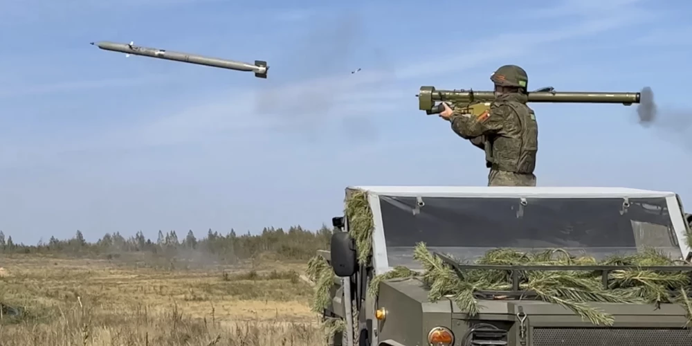 epa12374717 A handout still image taken from handout video provided by the Russian Defence ministry press-service shows Russian servicemen fire an ‘Igla’ man-portable surface-to-air missile system during the Zapad-2025 (West-2025) joint military drills of the Russian and Belarus armed forces at Borisovsky range in Borisov, Belarus, 13 September 2025. EPA/RUSSIAN DEFENCE MINISTRY PRESS SERVICE / HANDOUT HANDOUT EDITORIAL USE ONLY/NO SALES