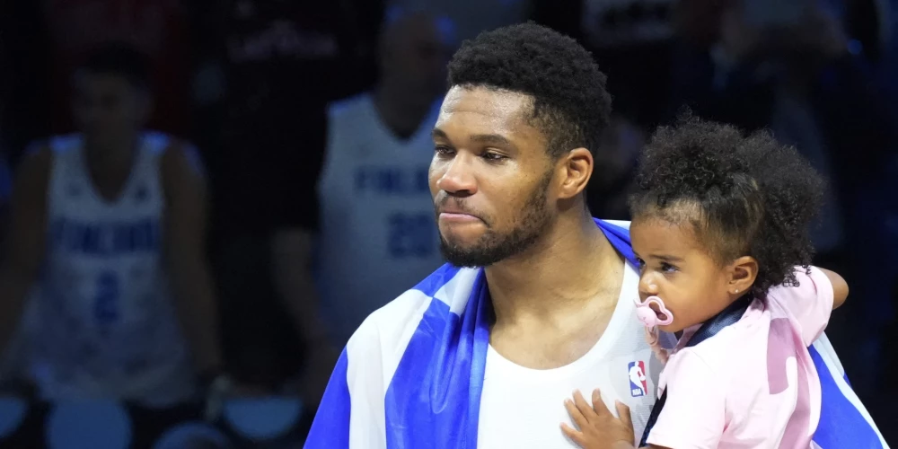 Basketball - FIBA EuroBasket 2025 - Third Place Game - Greece v Finland - Xiaomi Arena, Riga, Latvia - September 14, 2025 Greece's Giannis Antetokounmpo celebrates with family after winning the match REUTERS/Ints Kalnins