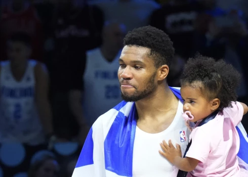 Basketball - FIBA EuroBasket 2025 - Third Place Game - Greece v Finland - Xiaomi Arena, Riga, Latvia - September 14, 2025 Greece's Giannis Antetokounmpo celebrates with family after winning the match REUTERS/Ints Kalnins