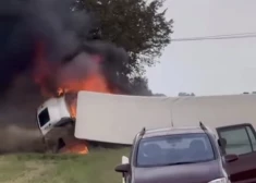 VIDEO: uz Šauļi–Eleja ceļa aizdegusies kravas mašīna