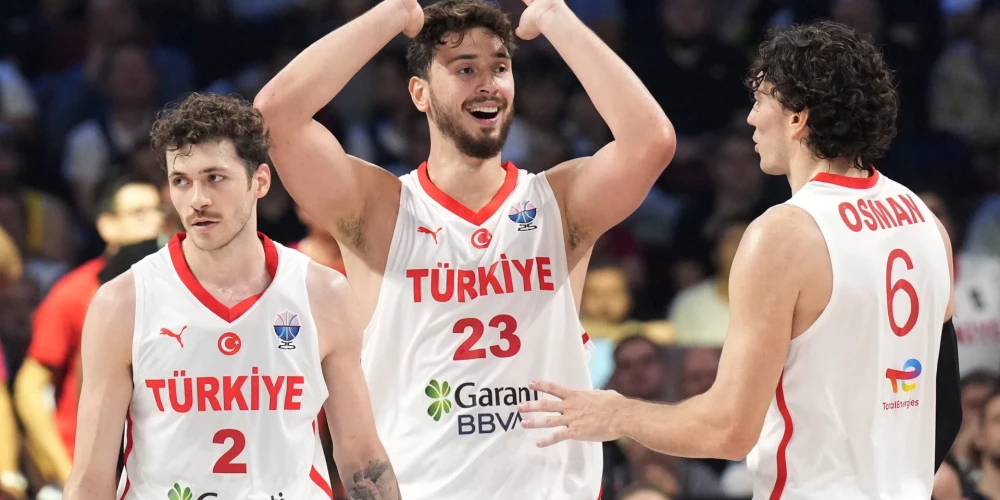 Eiropas čempionāta finālā Rīgā pēc pirmā puslaika turkiem sešu punktu pārsvars.