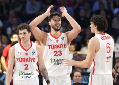 Eiropas čempionāta finālā Rīgā pēc pirmā puslaika turkiem sešu punktu pārsvars