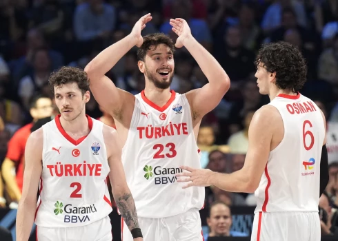 Eiropas čempionāta finālā Rīgā pēc pirmā puslaika turkiem sešu punktu pārsvars. 