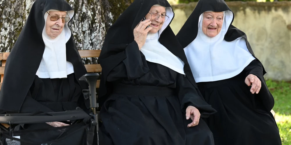 Mūķenes Rita, Regīna un Bernadete pēc atgriešanās savā klosterī