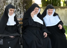 Trīs mūķenes kļūst par slavenībām, aizbēgot no Austrijas veco ļaužu pansionāta