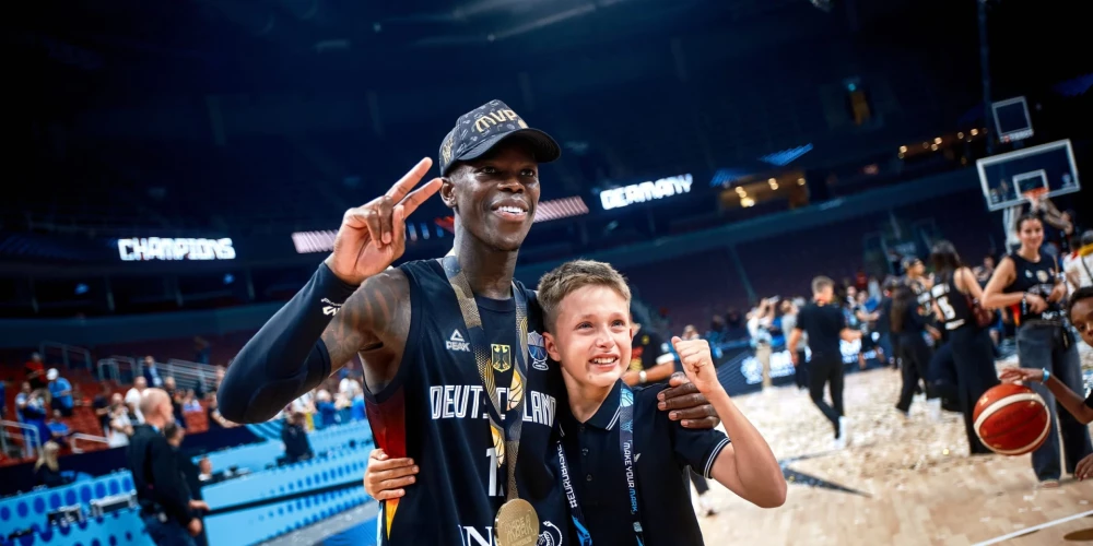 Vācijas izlase, ieskaitot Šrēderu, pēc finālsvilpes vēl nozīmīgu brīdi uzturējās laukumā.