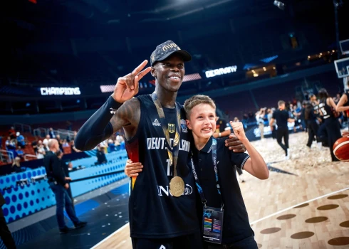 Vācijas izlase, ieskaitot Šrēderu, pēc finālsvilpes vēl nozīmīgu brīdi uzturējās laukumā.