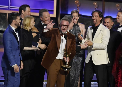 Sets Rougens un "The Studio" komanda līksmo par panākumiem.