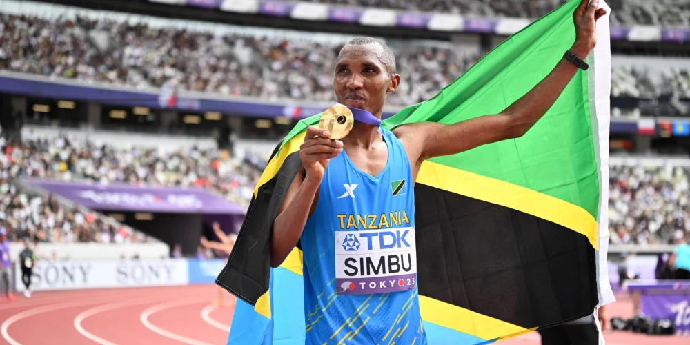 Tanzānijas maratonists Alfons Fēlikss Simbu ar pasaules čempionāta medaļu.