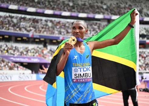 Tanzānijas maratonists Alfons Fēlikss Simbu ar pasaules čempionāta medaļu.
