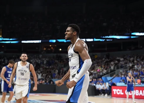 Jannis Adetokunbo svin grozu bronzas mačā pret Somiju.