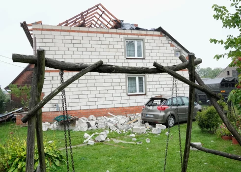 Автомобиль, повреждённый обломками с разрушенной крыши после того, как российские дроны нарушили воздушное пространство Польши во время атаки на Украину, Вырыки под Люблином, Польша, четверг, 11 сентября 2025 года.