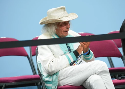 Džeimss Goldstīns par sevi saka, ka nevēlas izskatīties kā jebkurš cits. Un tāds viņš arī izskatās. Nesen miljonārs viesojās Rīgā, lai klātienē Arēnā vērotu Eiropas čempionāta basketbolā finālturnīra izšķirošās spēles.