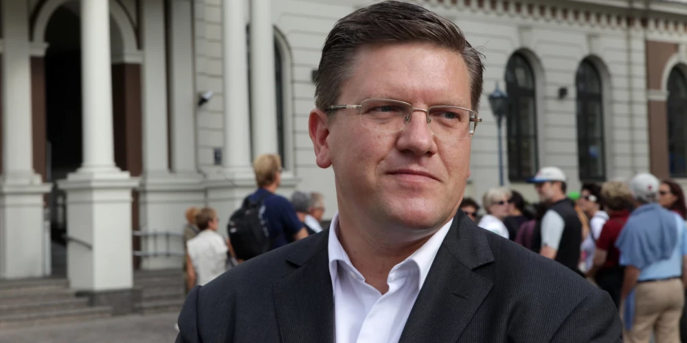 Mareks Segliņš savulaik bijis iekšlietu un tieslietu ministrs vairākās valdībās un vairāku Saeimu deputāts un parlamentā ieņēmis arī Juridiskās komisijas un Nacionālās drošības komisijas priekšsēdētāja amatus. Tagad Segliņš jau daudzus gadus ir prom no politikas.