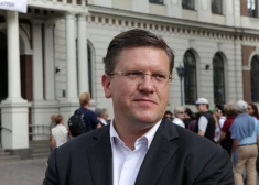 Bijušais ministrs Mareks Segliņš neierodas uz savas krimināllietas izskatīšanu. Viņu tiesā par atteikšanos no alkohola pārbaudes