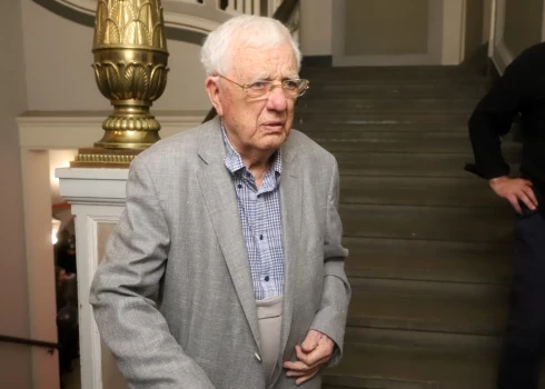 Maestro cieņu un mīlestību māsai Edītei apliecina ar darbiem.