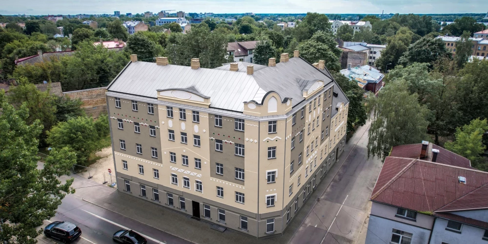 Renovējamā ēka Daugavpils ielā.