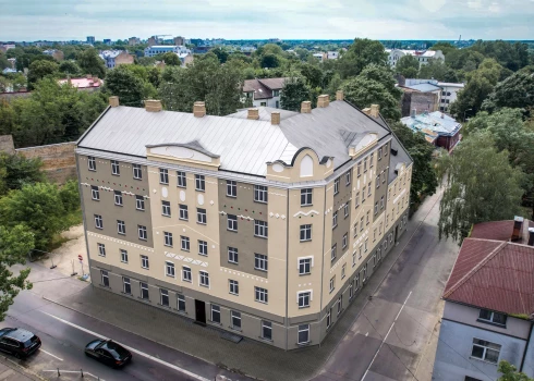 Renovējamā ēka Daugavpils ielā.