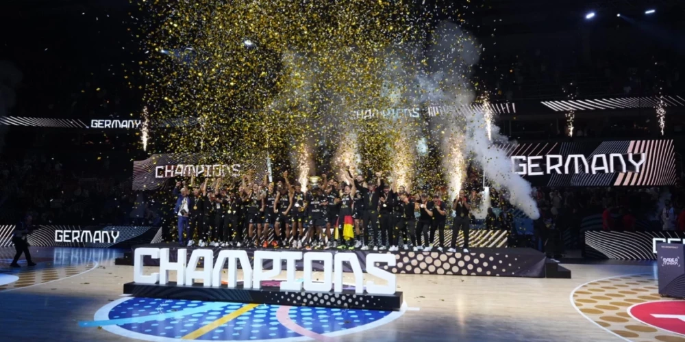 Vācijas izlase ar iegūto trofeju sāk atzīmēt "EuroBasket 2025" čempionu godu.