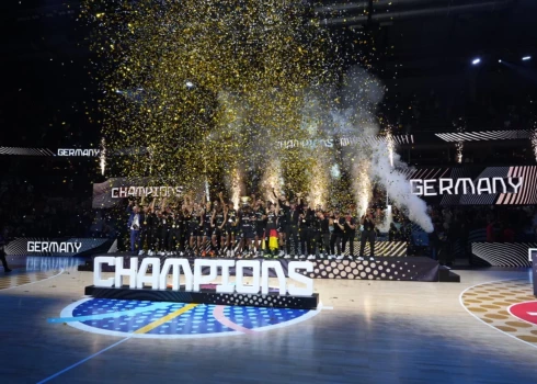 Vācijas izlase ar iegūto trofeju sāk atzīmēt "EuroBasket 2025" čempionu godu.