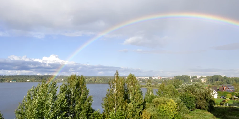 Varavīksne virs Šuņezera vai Šuņazaa Daugavpils pilsētā.