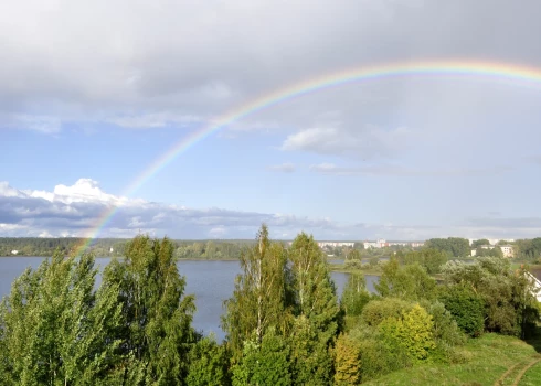 Varavīksne virs Šuņezera vai Šuņazaa Daugavpils pilsētā.