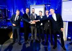 Parakstīts 1,8 miljardu eiro vērts līgums par "Rail Baltica" elektrifikāciju