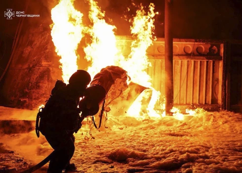 Ukrainas glābēji strādā dronu triecienu vietā Čerņihivas apgabalā, naktī uz 2025. gada 15. septembri.