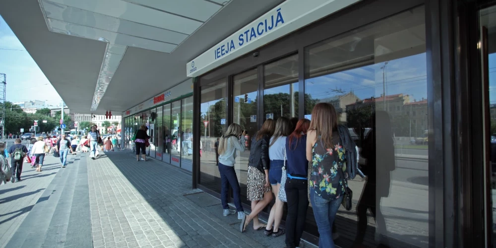Policija rosinājusi apsūdzēt jauniešu grupu par laupīšanām un zādzībām Rīgas Centrālās stacijas apkaimē.