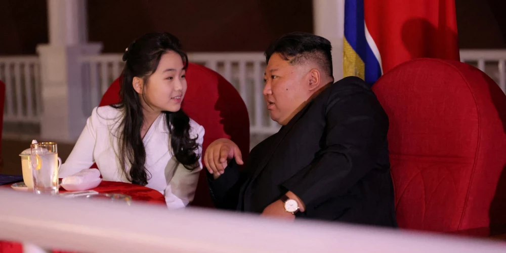Mazā Kima Džue ar tēvu, Ziemeļkorejas diktatoru Kimu Čenunu