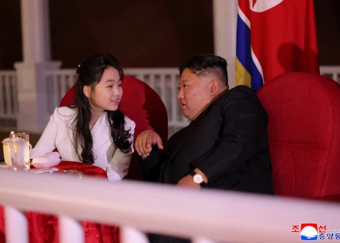 Mazā Kima Džue ar tēvu, Ziemeļkorejas diktatoru Kimu Čenunu