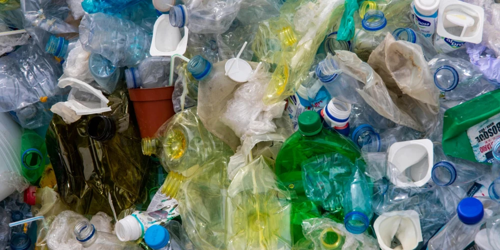 Plastmasas nodoklis (no 2028. gada) tiks paaugstināts no 80 centiem līdz 1 eiro par kilogramu./Ilustratīvs attēls.