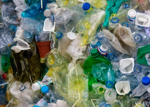 Plastmasas nodoklis (no 2028. gada) tiks paaugstināts no 80 centiem līdz 1 eiro par kilogramu./Ilustratīvs attēls.