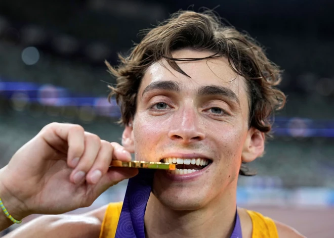 Duplantis labo pasaules rekordu un trešo reizi triumfē pasaules čempionātā