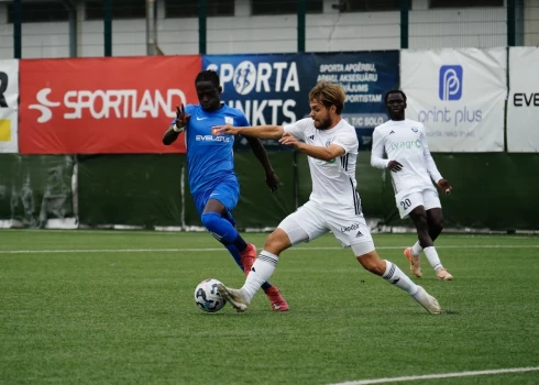 "Daugavpils" futbolisti abām komandām svarīgā mačā uzvar "Grobiņu".