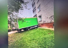 В Риге водитель грузовика пытался заехать во двор и застрял между домами - никто так и не понял, что это было