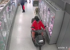 VIDEO: veikala novērošanas kameras fiksē 63 gadus vecu zagli, kurš atradis neparastu veidu, kā veikt zādzības