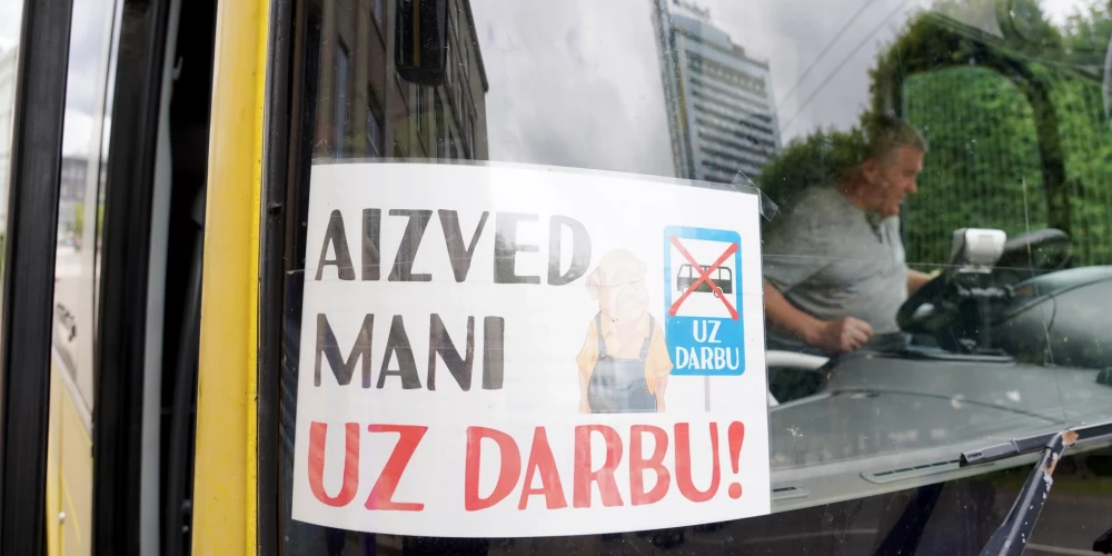Pasažieru pārvadātāji, aizbildinoties ar šoferu trūkumu, šodien atcēluši 53 reģionālo maršrutu autobusu reisus.