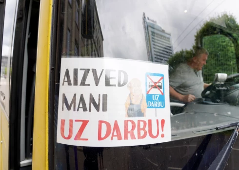 Pasažieru pārvadātāji, aizbildinoties ar šoferu trūkumu, šodien atcēluši 53 reģionālo maršrutu autobusu reisus.