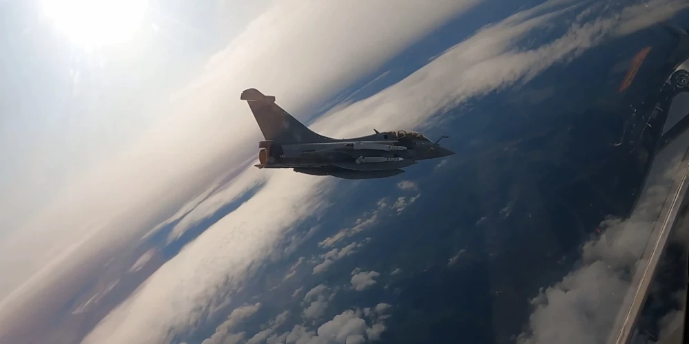 Francijas gaisa spēku "Dassault Rafale B" iznīcinātājs Polijas gaisa telpā, piedaloties NATO operācijas "Eastern Sentry" mācībās.
