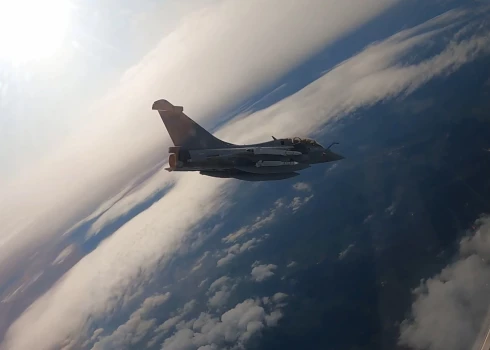 Francijas gaisa spēku "Dassault Rafale B" iznīcinātājs Polijas gaisa telpā, piedaloties NATO operācijas "Eastern Sentry" mācībās.