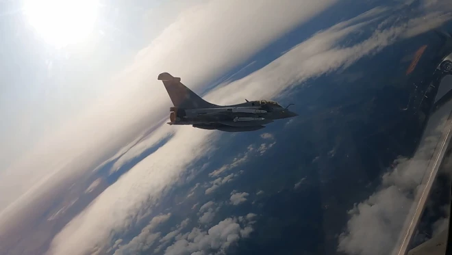 Francijas gaisa spēku "Dassault Rafale B" iznīcinātājs Polijas gaisa telpā, piedaloties NATO operācijas "Eastern Sentry" mācībās.